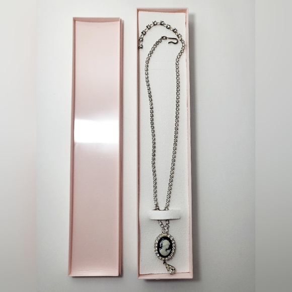 Vintage CAMEO Swavorksi Crystal Necklace - Picture 2 of 15